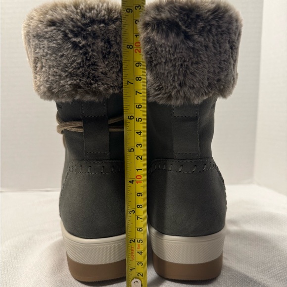 NWT Women's Cougar Vanetta Suede Waterproof Winter Boots, Size 10, Moss - Picture 6 of 16
